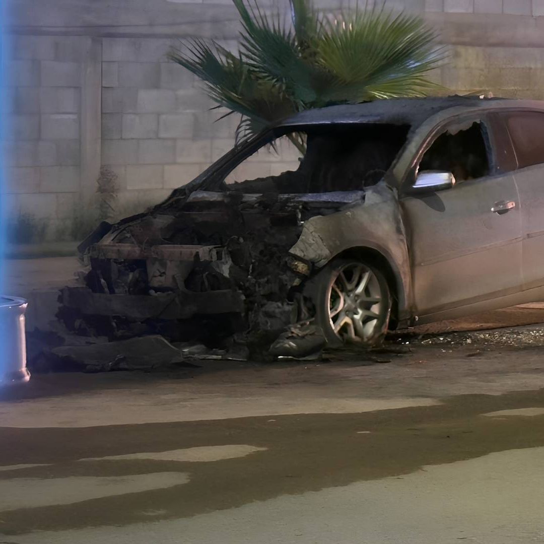 Sujeto incendia vehículo estacionado